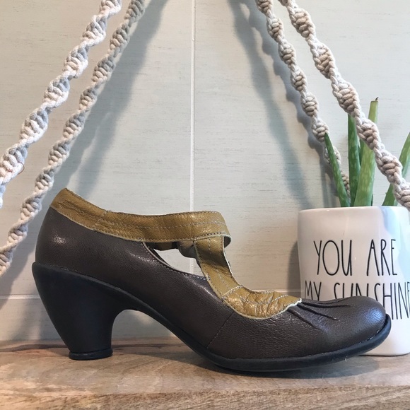 Fly London Leather Vintage Heel Pump Shoes - Picture 3 of 13